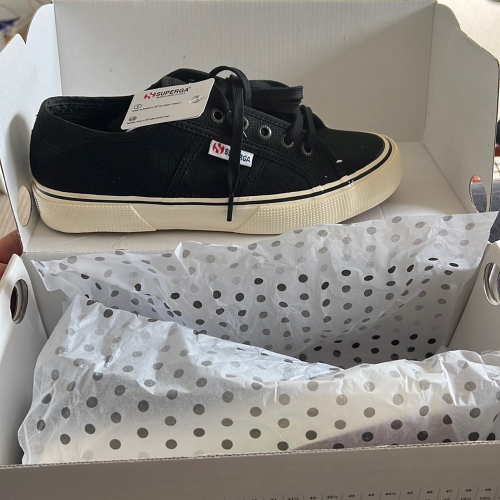 2750 Cotu Classic Sneakers - with white embroidery.